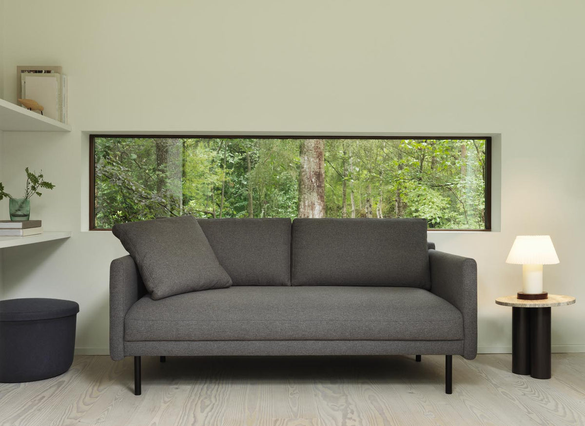Tischleuchte Cellu EU von Normann Copenhagen in Hellgrün mit plissiertem PVC-Lampenschirm, Aluminiumstiel und Stahlsockel aus rostfreiem Stahl.