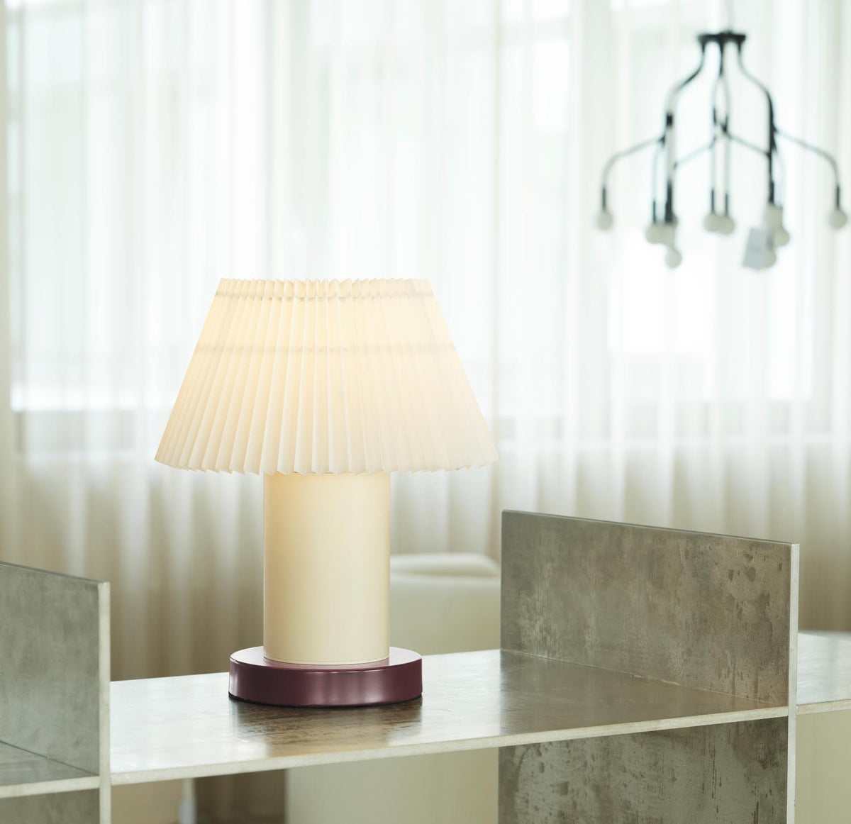 Tischleuchte Cellu EU von Normann Copenhagen in Hellgrün mit plissiertem PVC-Lampenschirm, Aluminiumstiel und Stahlsockel aus rostfreiem Stahl.