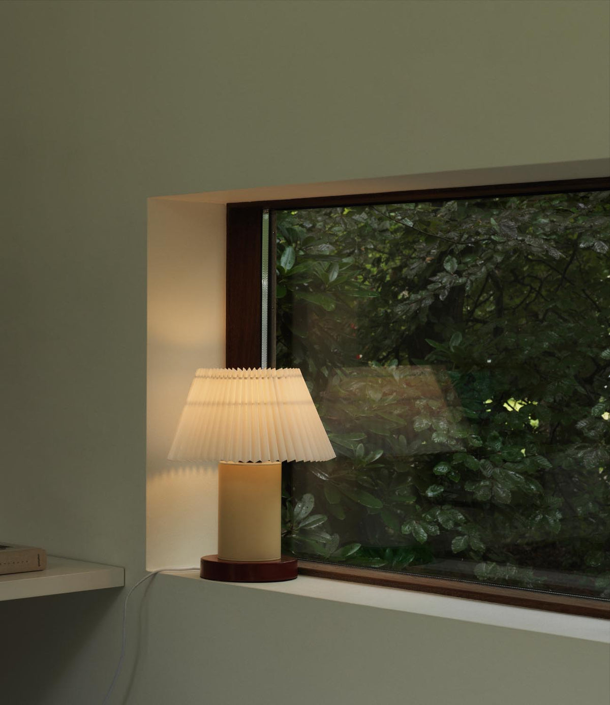 Tischleuchte Cellu EU von Normann Copenhagen in Hellgrün mit plissiertem PVC-Lampenschirm, Aluminiumstiel und Stahlsockel aus rostfreiem Stahl.