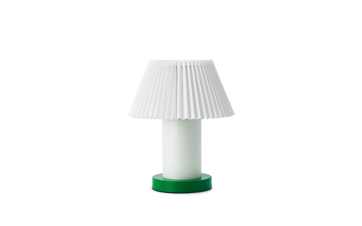 Tischleuchte Cellu EU von Normann Copenhagen in Hellgrün mit plissiertem PVC-Lampenschirm, Aluminiumstiel und Stahlsockel aus rostfreiem Stahl.