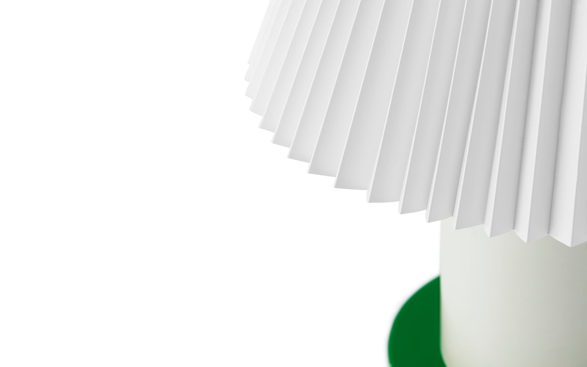 Tischleuchte Cellu EU von Normann Copenhagen in Hellgrün mit plissiertem PVC-Lampenschirm, Aluminiumstiel und Stahlsockel aus rostfreiem Stahl.