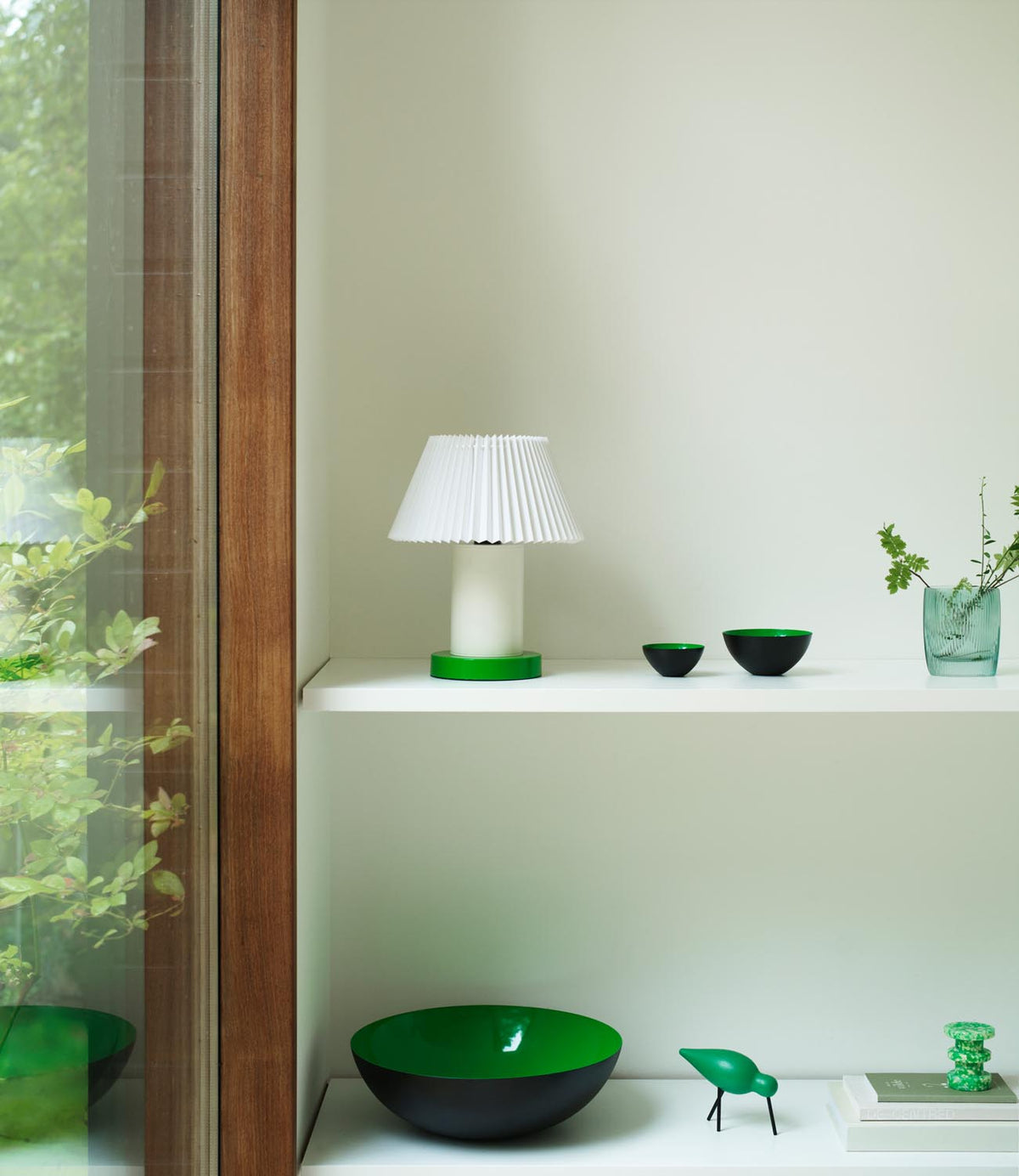 Tischleuchte Cellu EU von Normann Copenhagen in Hellgrün mit plissiertem PVC-Lampenschirm, Aluminiumstiel und Stahlsockel aus rostfreiem Stahl.