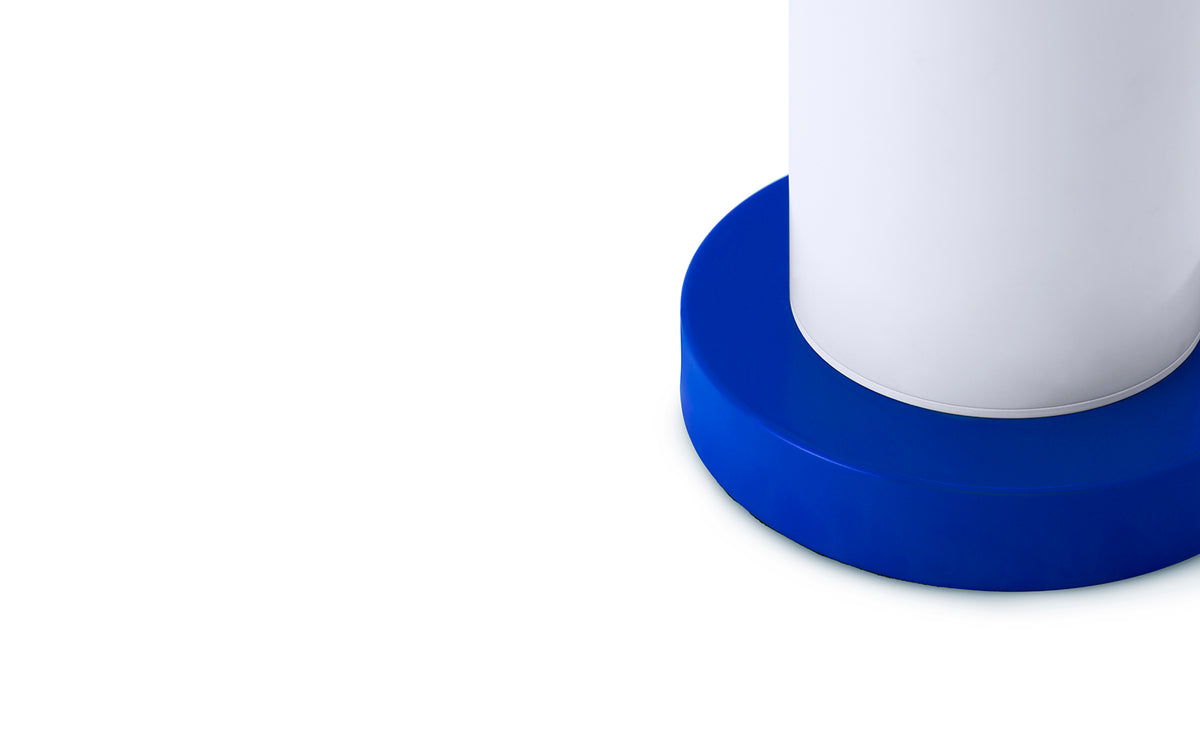 Tischleuchte Cellu EU von Normann Copenhagen in Hellgrün mit plissiertem PVC-Lampenschirm, Aluminiumstiel und Stahlsockel aus rostfreiem Stahl.