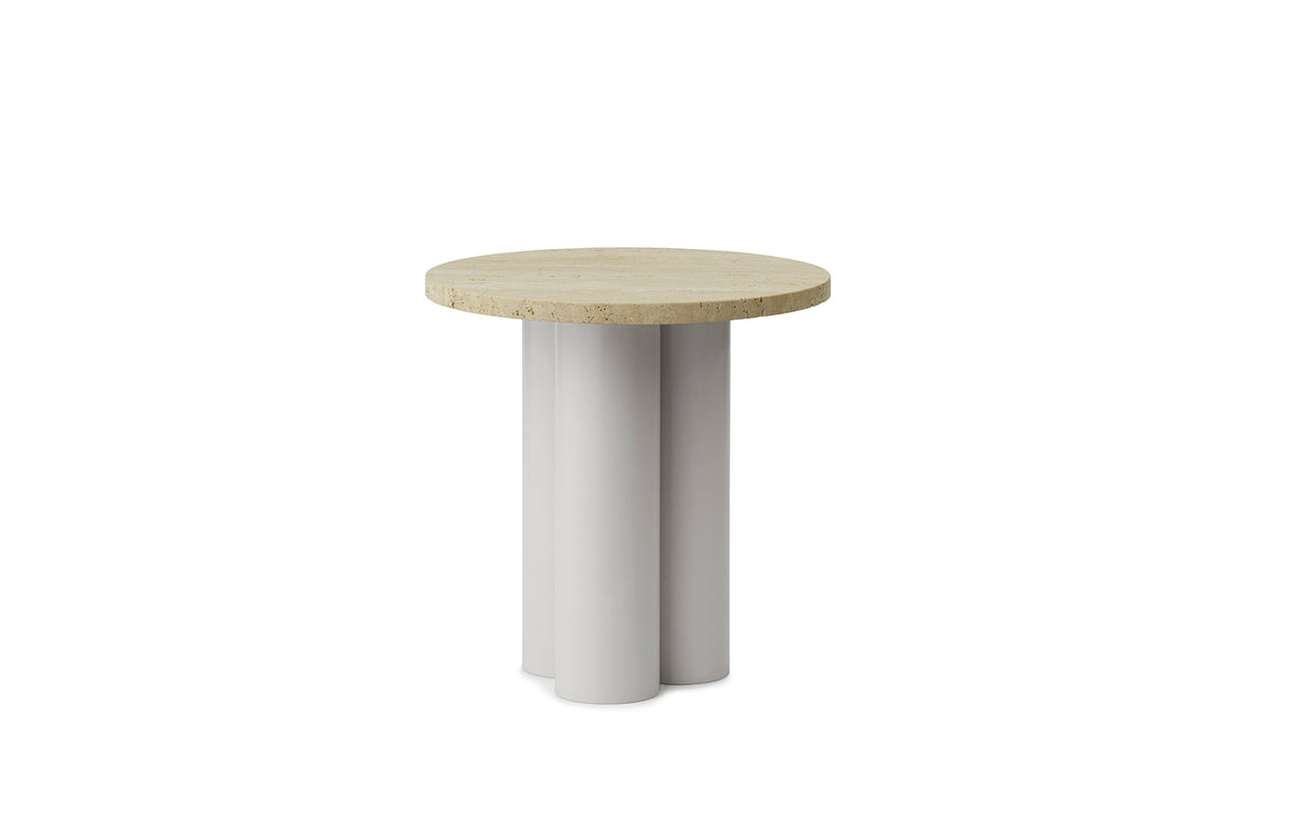 Beistelltisch Dit von Normann Copenhagen mit runder Tischplatte aus Stein in Sand Travertine Light, getragen von drei zylindrischen Stahlbeinen.