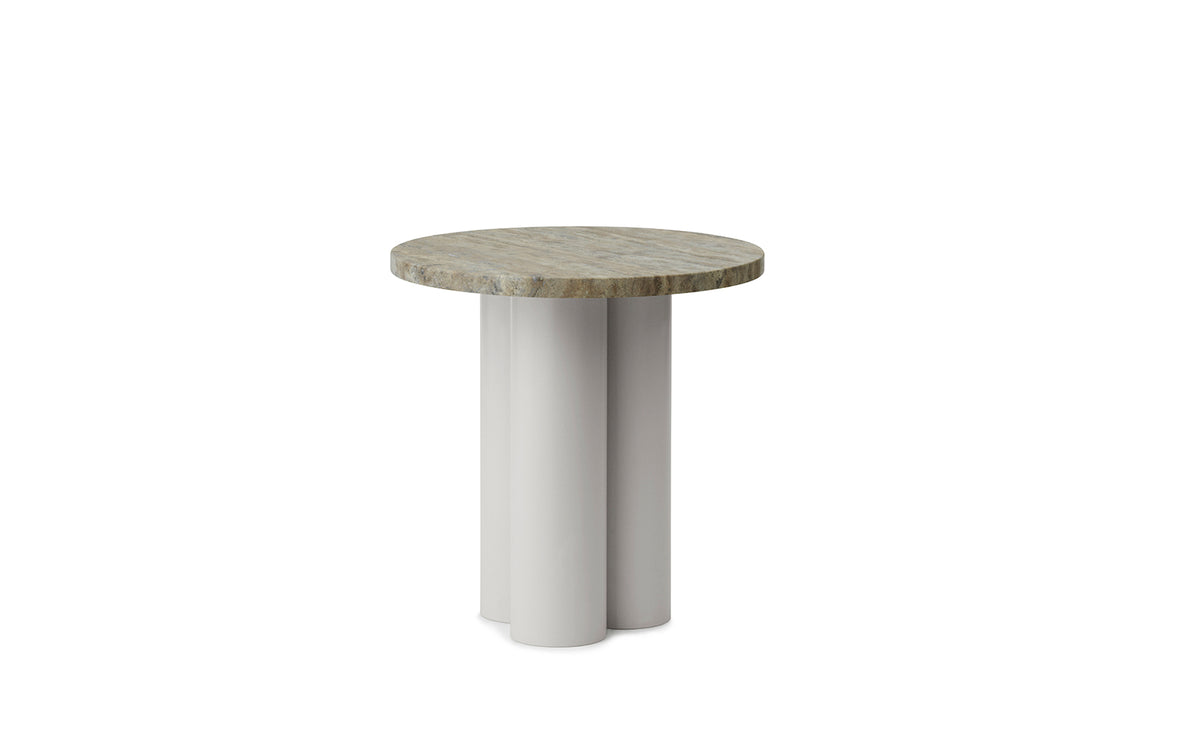 Beistelltisch Dit von Normann Copenhagen mit runder Tischplatte aus Stein in Sand Travertine Light, getragen von drei zylindrischen Stahlbeinen.