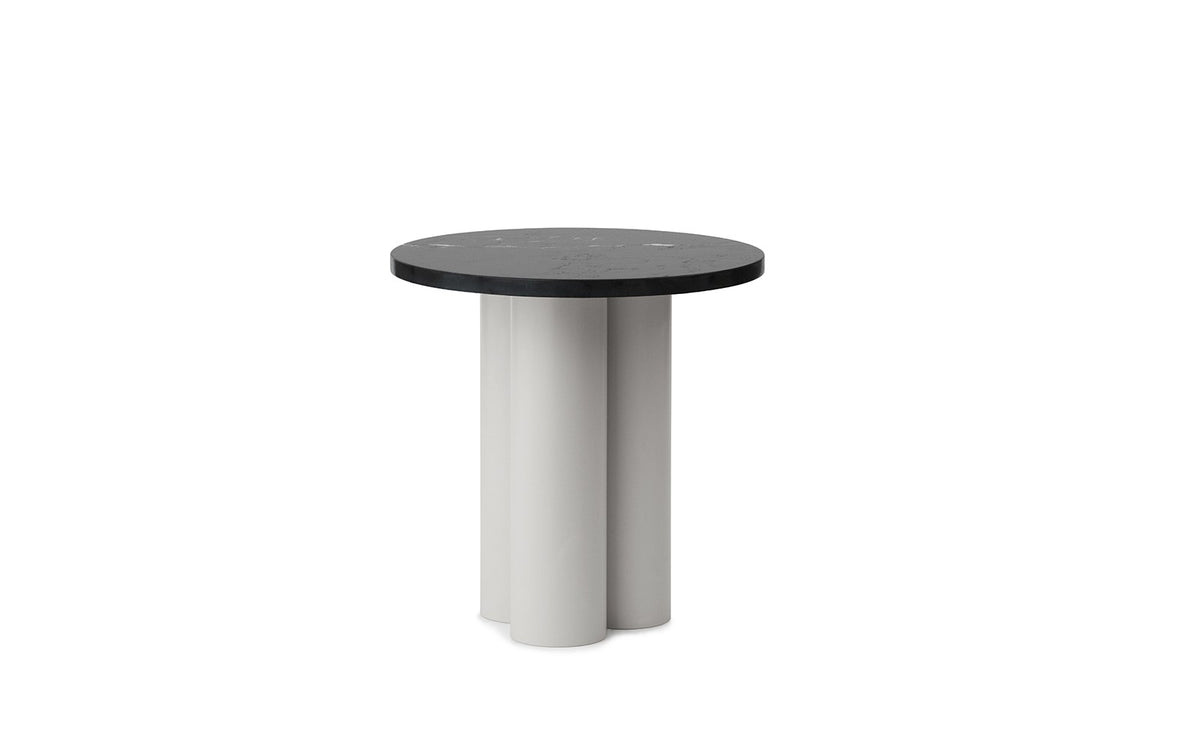 Beistelltisch Dit von Normann Copenhagen mit runder Tischplatte aus Stein in Sand Travertine Light, getragen von drei zylindrischen Stahlbeinen.