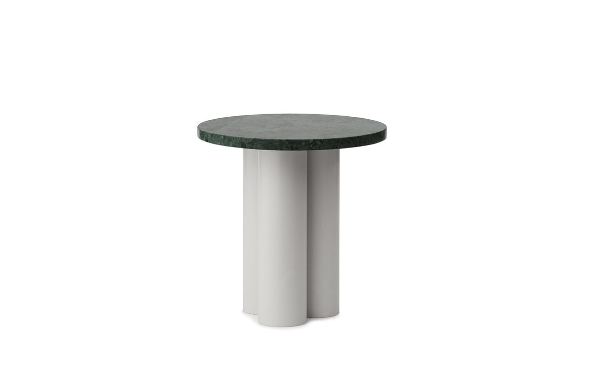 Beistelltisch Dit von Normann Copenhagen mit runder Tischplatte aus Stein in Sand Travertine Light, getragen von drei zylindrischen Stahlbeinen.