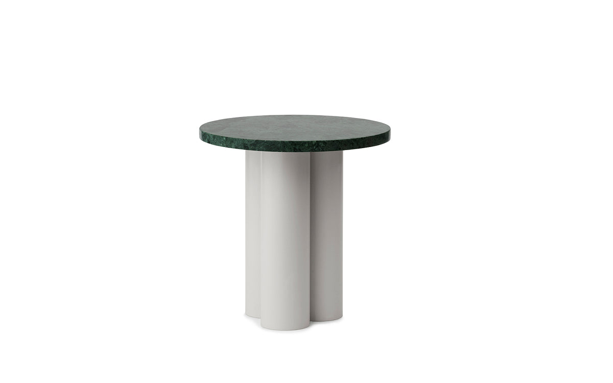 Beistelltisch Dit von Normann Copenhagen mit runder Tischplatte aus Stein in Sand Travertine Light, getragen von drei zylindrischen Stahlbeinen.