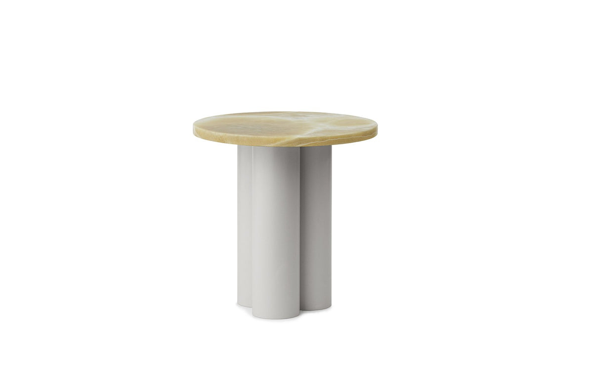 Beistelltisch Dit von Normann Copenhagen mit runder Tischplatte aus Stein in Sand Travertine Light, getragen von drei zylindrischen Stahlbeinen.