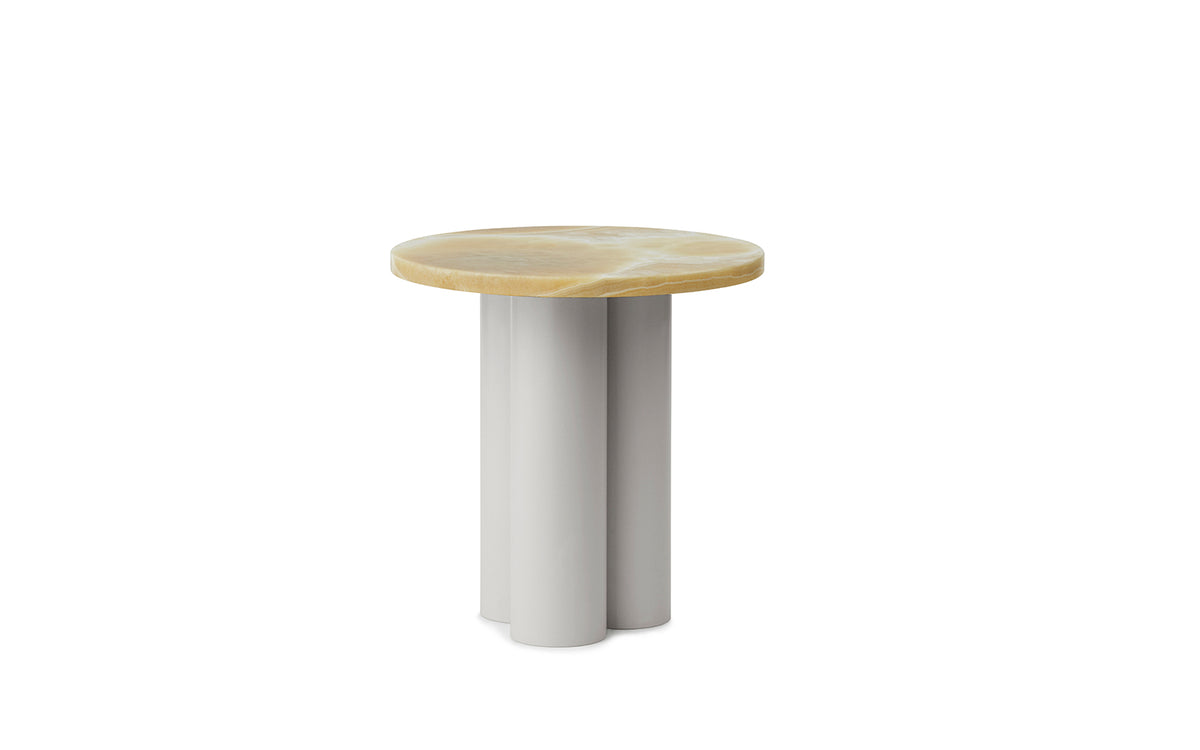 Beistelltisch Dit von Normann Copenhagen mit runder Tischplatte aus Stein in Sand Travertine Light, getragen von drei zylindrischen Stahlbeinen.