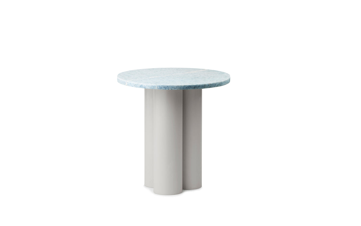 Beistelltisch Dit von Normann Copenhagen mit runder Tischplatte aus Stein in Sand Travertine Light, getragen von drei zylindrischen Stahlbeinen.