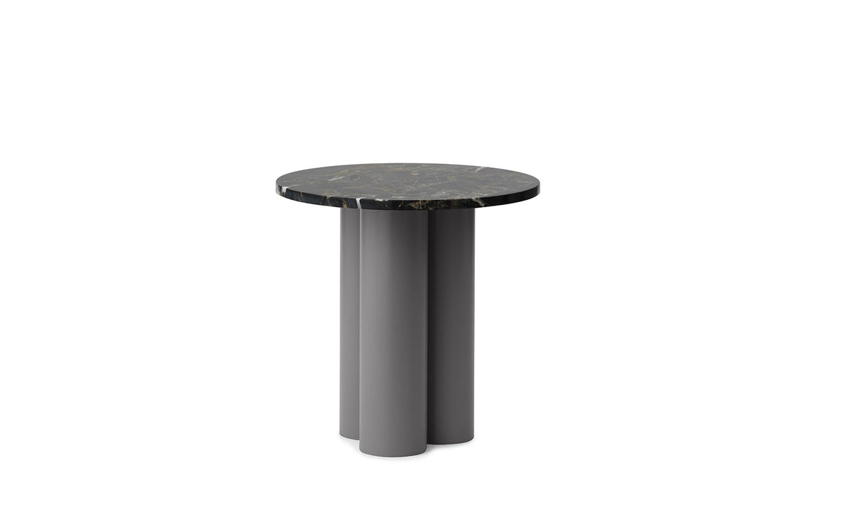 Beistelltisch Dit von Normann Copenhagen mit runder Tischplatte aus Stein in Sand Travertine Light, getragen von drei zylindrischen Stahlbeinen.