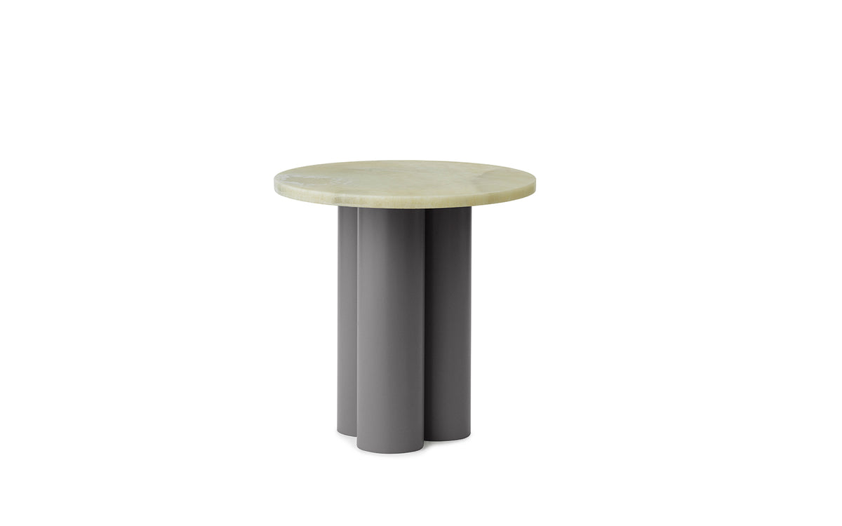 Beistelltisch Dit von Normann Copenhagen mit runder Tischplatte aus Stein in Sand Travertine Light, getragen von drei zylindrischen Stahlbeinen.