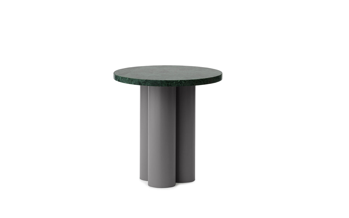 Beistelltisch Dit von Normann Copenhagen mit runder Tischplatte aus Stein in Sand Travertine Light, getragen von drei zylindrischen Stahlbeinen.