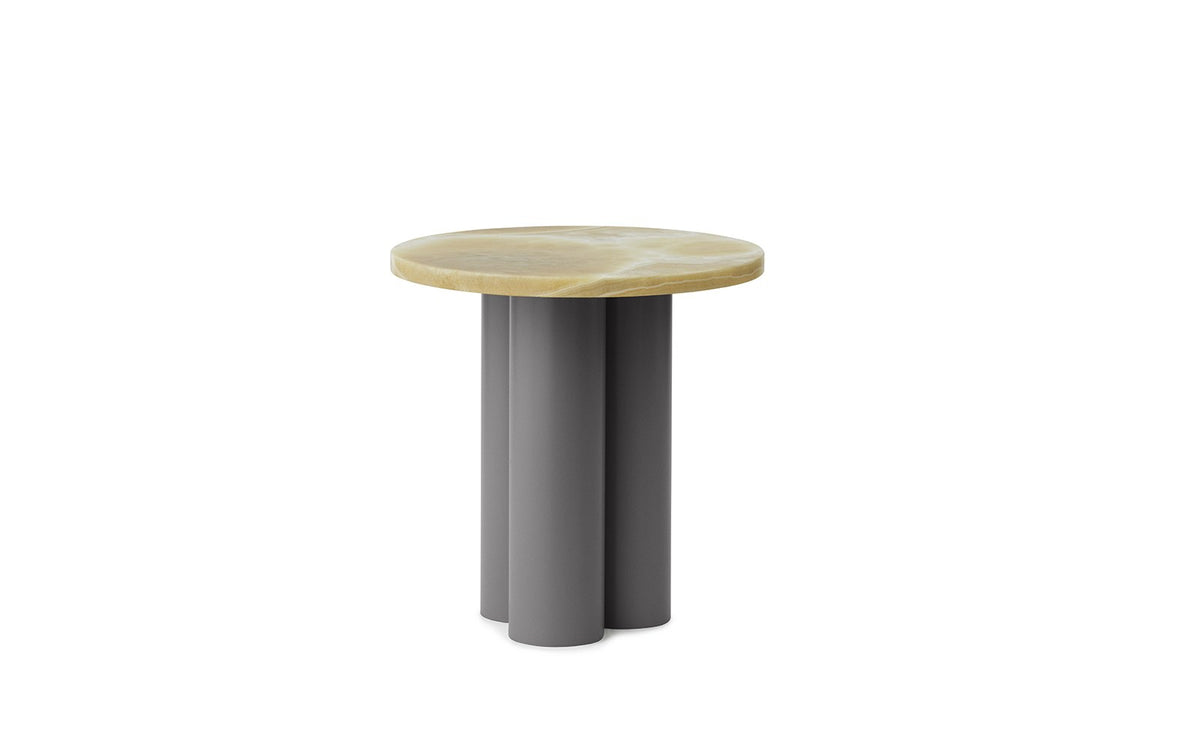 Beistelltisch Dit von Normann Copenhagen mit runder Tischplatte aus Stein in Sand Travertine Light, getragen von drei zylindrischen Stahlbeinen.