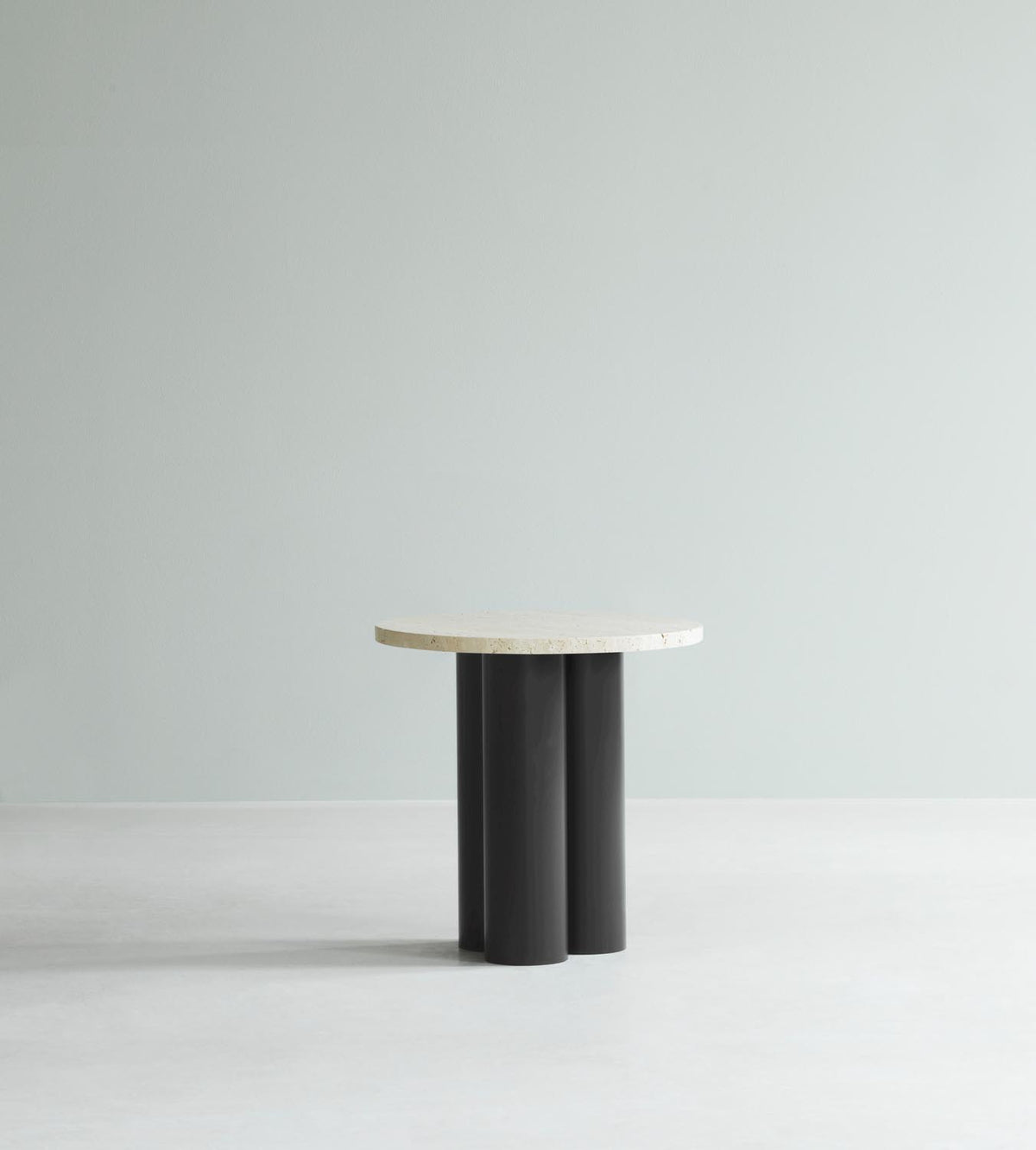 Beistelltisch Dit von Normann Copenhagen mit runder Tischplatte aus Stein in Sand Travertine Light, getragen von drei zylindrischen Stahlbeinen.