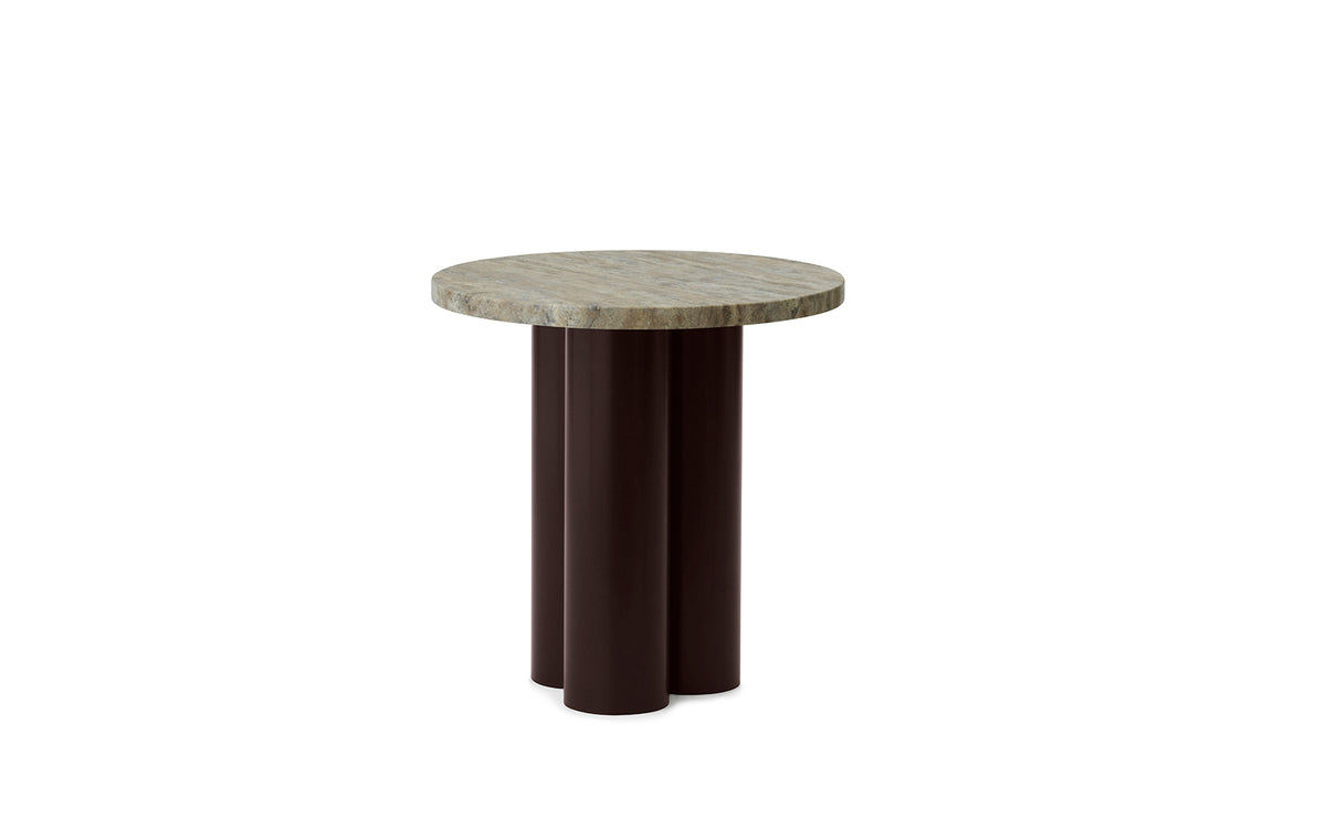 Beistelltisch Dit von Normann Copenhagen mit runder Tischplatte aus Stein in Sand Travertine Light, getragen von drei zylindrischen Stahlbeinen.