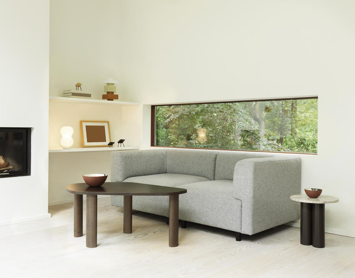 Beistelltisch Dit von Normann Copenhagen mit runder Tischplatte aus Stein in Sand Travertine Light, getragen von drei zylindrischen Stahlbeinen.