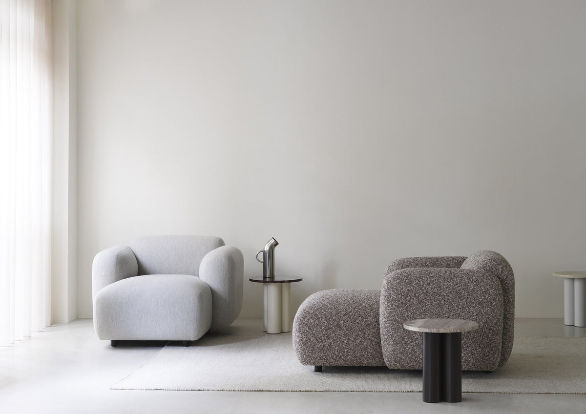 Beistelltisch Dit von Normann Copenhagen mit runder Tischplatte aus Stein in Sand Travertine Light, getragen von drei zylindrischen Stahlbeinen.