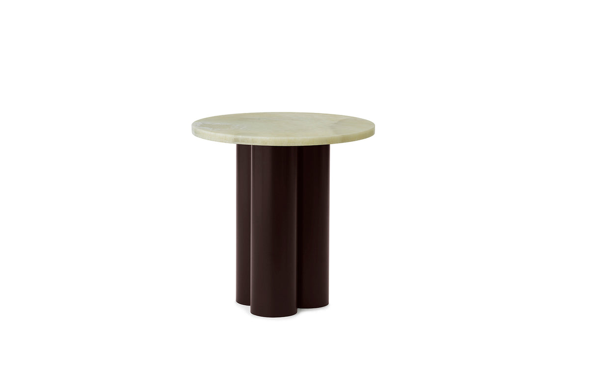 Beistelltisch Dit von Normann Copenhagen mit runder Tischplatte aus Stein in Sand Travertine Light, getragen von drei zylindrischen Stahlbeinen.