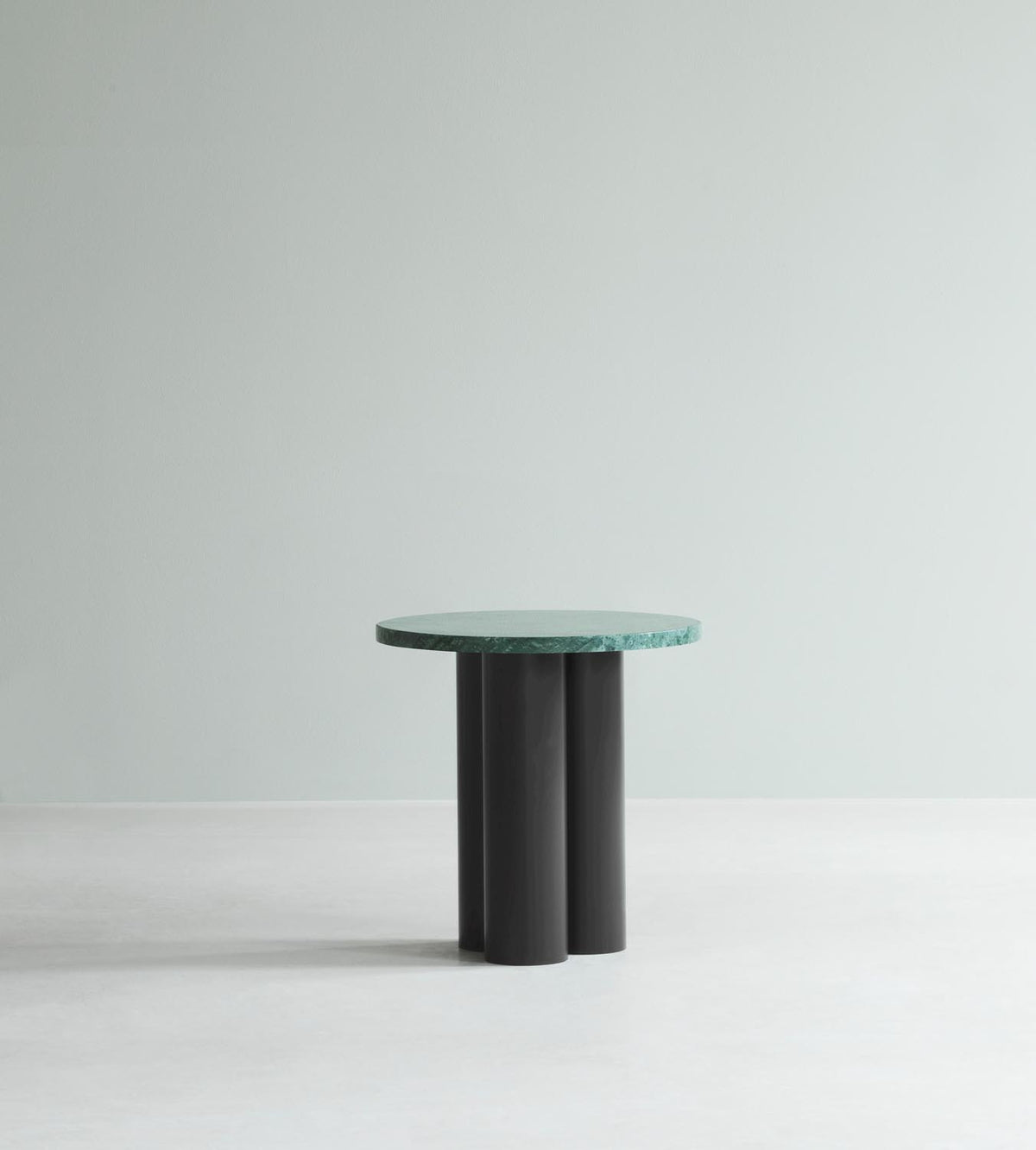 Beistelltisch Dit von Normann Copenhagen mit runder Tischplatte aus Stein in Sand Travertine Light, getragen von drei zylindrischen Stahlbeinen.