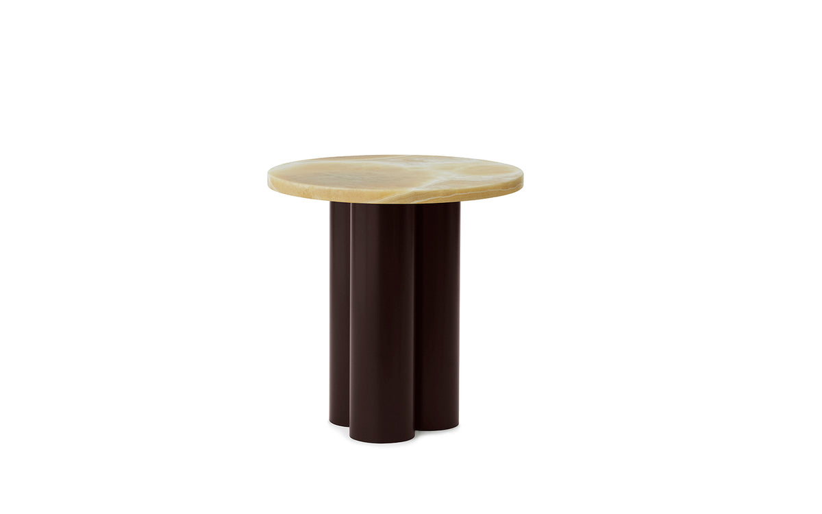 Beistelltisch Dit von Normann Copenhagen mit runder Tischplatte aus Stein in Sand Travertine Light, getragen von drei zylindrischen Stahlbeinen.