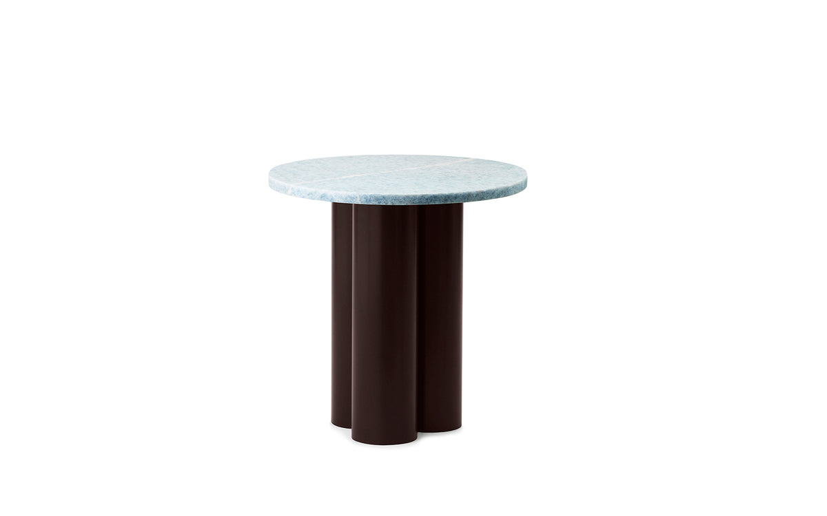 Beistelltisch Dit von Normann Copenhagen mit runder Tischplatte aus Stein in Sand Travertine Light, getragen von drei zylindrischen Stahlbeinen.
