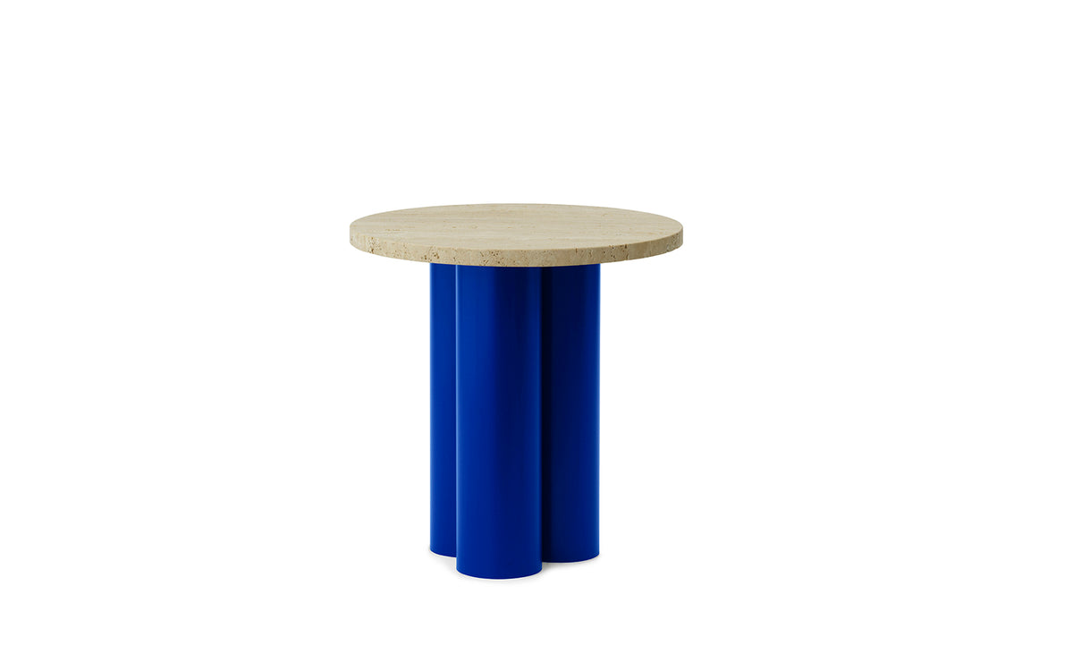 Beistelltisch Dit von Normann Copenhagen mit runder Tischplatte aus Stein in Sand Travertine Light, getragen von drei zylindrischen Stahlbeinen.