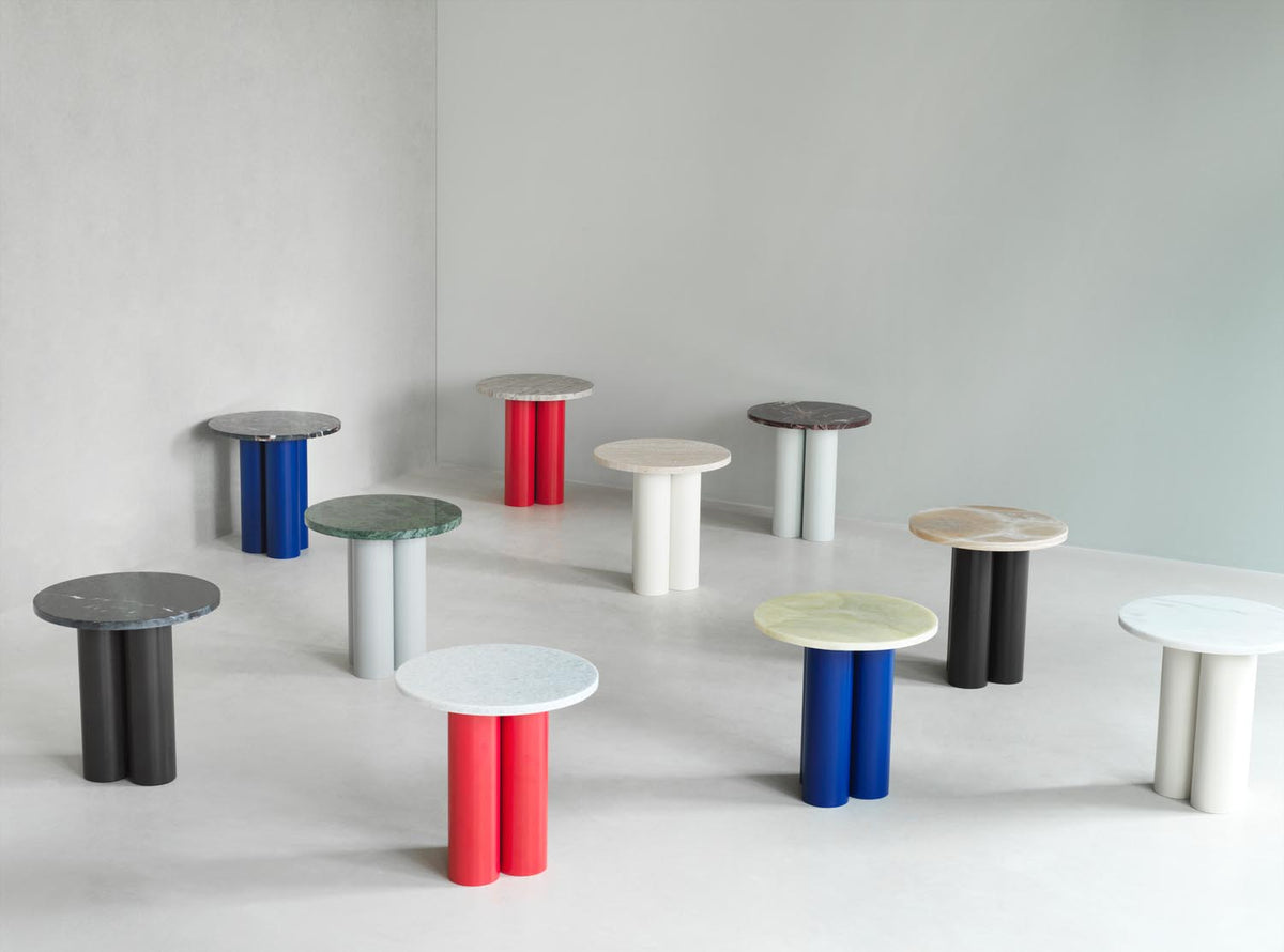Beistelltisch Dit von Normann Copenhagen mit runder Tischplatte aus Stein in Sand Travertine Light, getragen von drei zylindrischen Stahlbeinen.