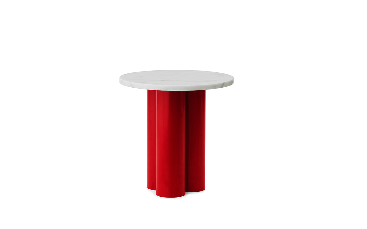 Beistelltisch Dit von Normann Copenhagen mit runder Tischplatte aus Stein in Sand Travertine Light, getragen von drei zylindrischen Stahlbeinen.