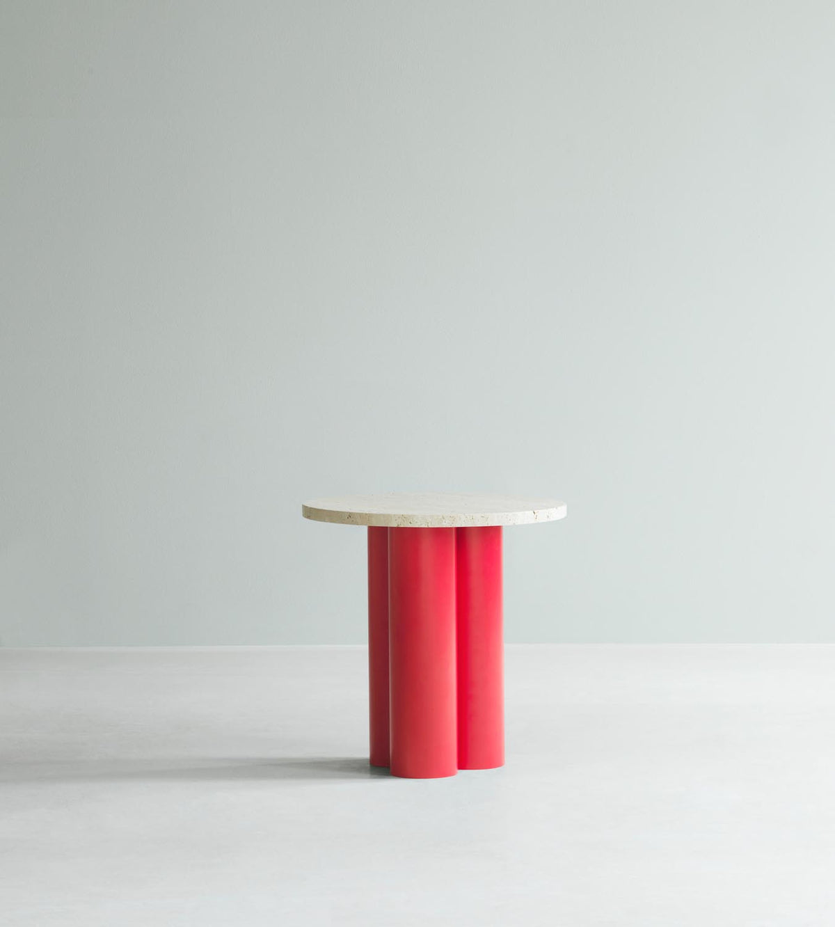 Beistelltisch Dit von Normann Copenhagen mit runder Tischplatte aus Stein in Sand Travertine Light, getragen von drei zylindrischen Stahlbeinen.