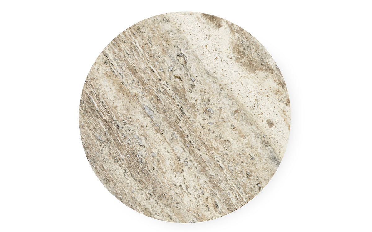 Beistelltisch Dit von Normann Copenhagen mit runder Tischplatte aus Stein in Sand Travertine Light, getragen von drei zylindrischen Stahlbeinen.