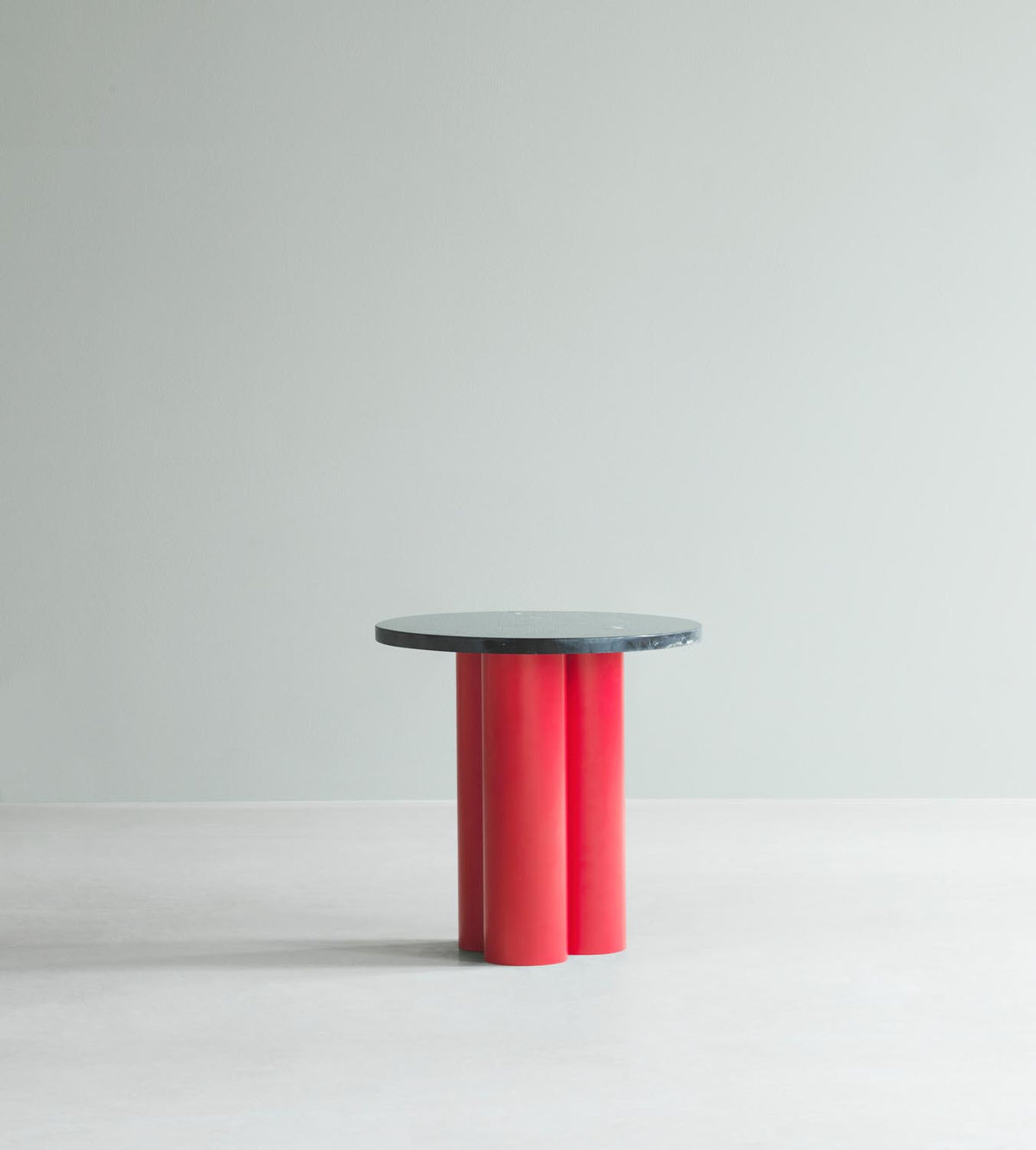 Beistelltisch Dit von Normann Copenhagen mit runder Tischplatte aus Stein in Sand Travertine Light, getragen von drei zylindrischen Stahlbeinen.