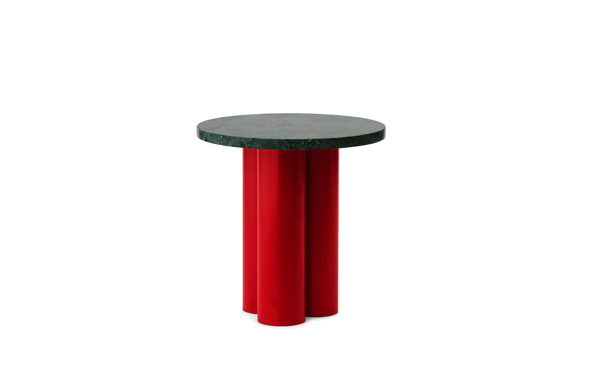 Beistelltisch Dit von Normann Copenhagen mit runder Tischplatte aus Stein in Sand Travertine Light, getragen von drei zylindrischen Stahlbeinen.