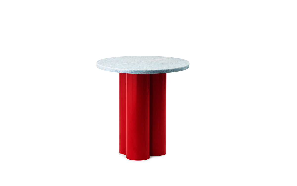 Beistelltisch Dit von Normann Copenhagen mit runder Tischplatte aus Stein in Sand Travertine Light, getragen von drei zylindrischen Stahlbeinen.