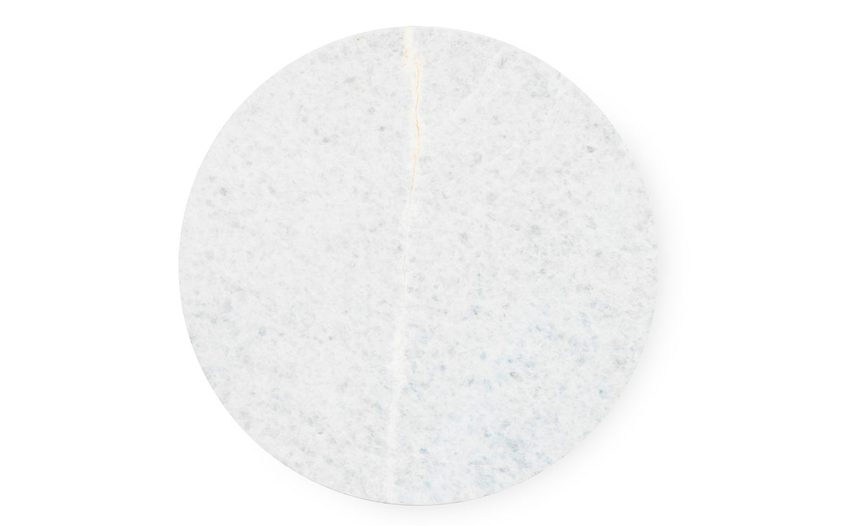 Beistelltisch Dit von Normann Copenhagen mit runder Tischplatte aus Stein in Sand Travertine Light, getragen von drei zylindrischen Stahlbeinen.