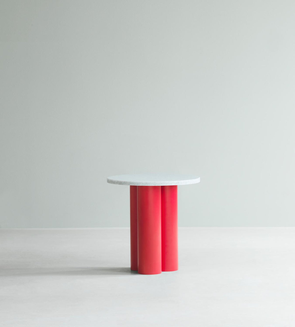Beistelltisch Dit von Normann Copenhagen mit runder Tischplatte aus Stein in Sand Travertine Light, getragen von drei zylindrischen Stahlbeinen.