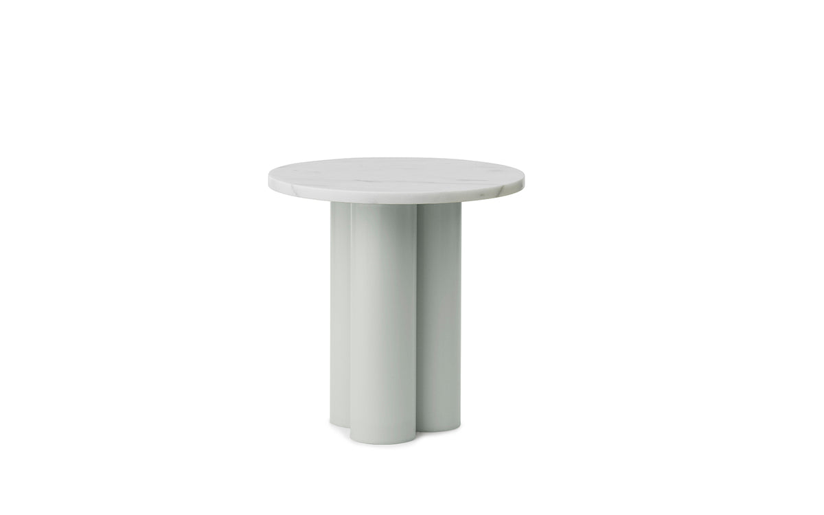 Beistelltisch Dit von Normann Copenhagen mit runder Tischplatte aus Stein in Sand Travertine Light, getragen von drei zylindrischen Stahlbeinen.