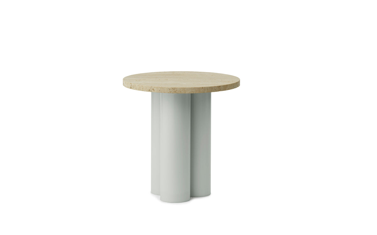 Beistelltisch Dit von Normann Copenhagen mit runder Tischplatte aus Stein in Sand Travertine Light, getragen von drei zylindrischen Stahlbeinen.