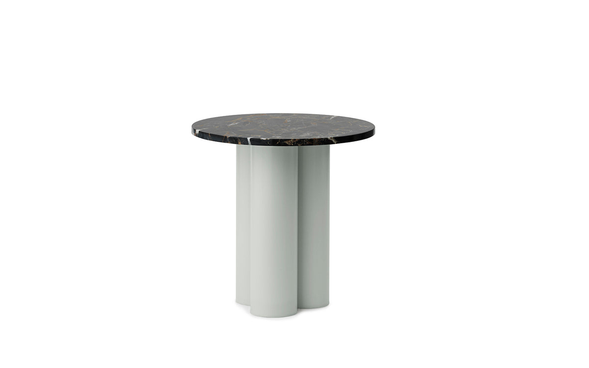 Beistelltisch Dit von Normann Copenhagen mit runder Tischplatte aus Stein in Sand Travertine Light, getragen von drei zylindrischen Stahlbeinen.