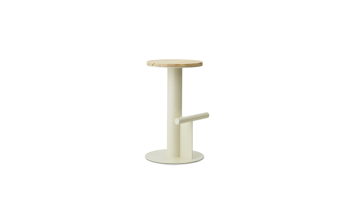 Pole Barhocker in Kiefer/Sand präsentiert im Onlineshop von KAQTU Design AG. Barhocker ist von Normann Copenhagen