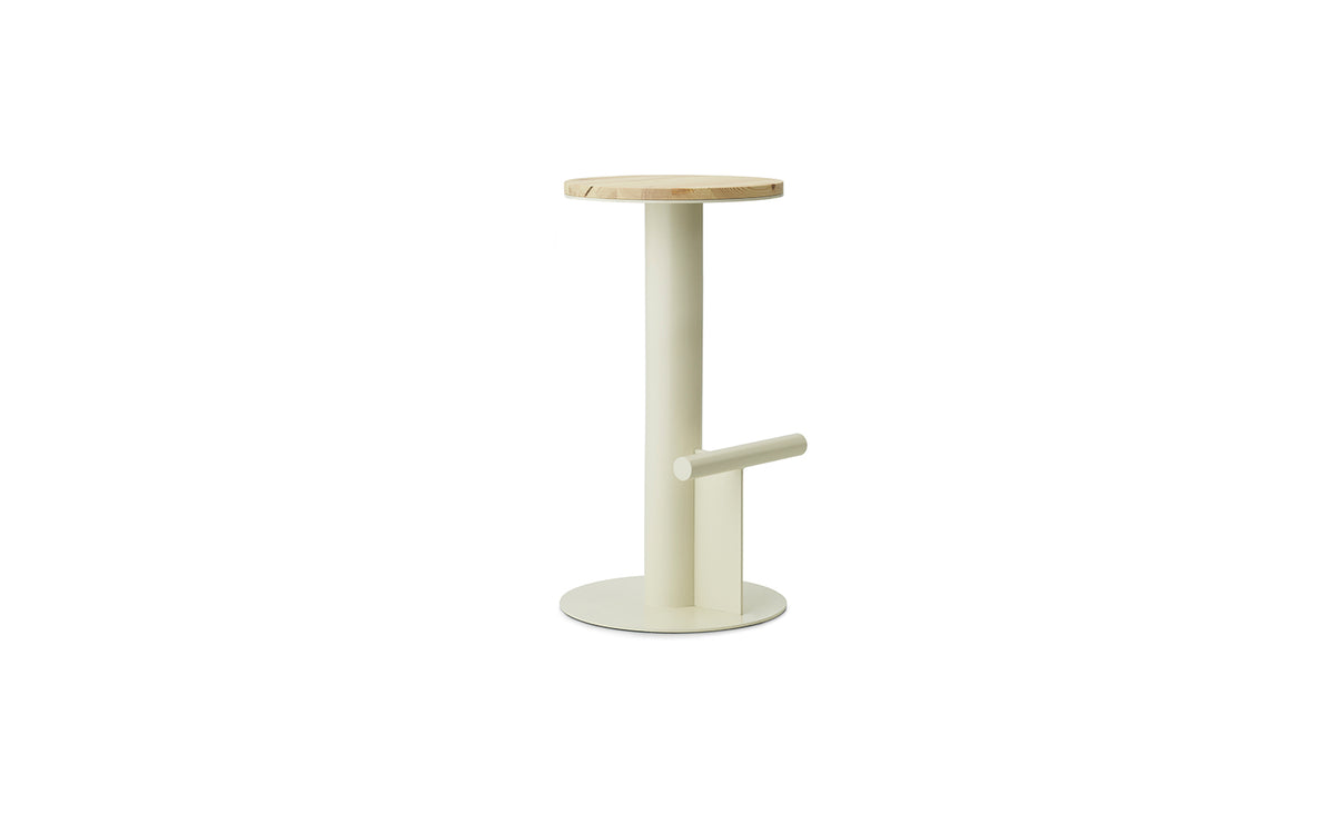 Pole Barhocker in Kiefer/Sand präsentiert im Onlineshop von KAQTU Design AG. Barhocker ist von Normann Copenhagen