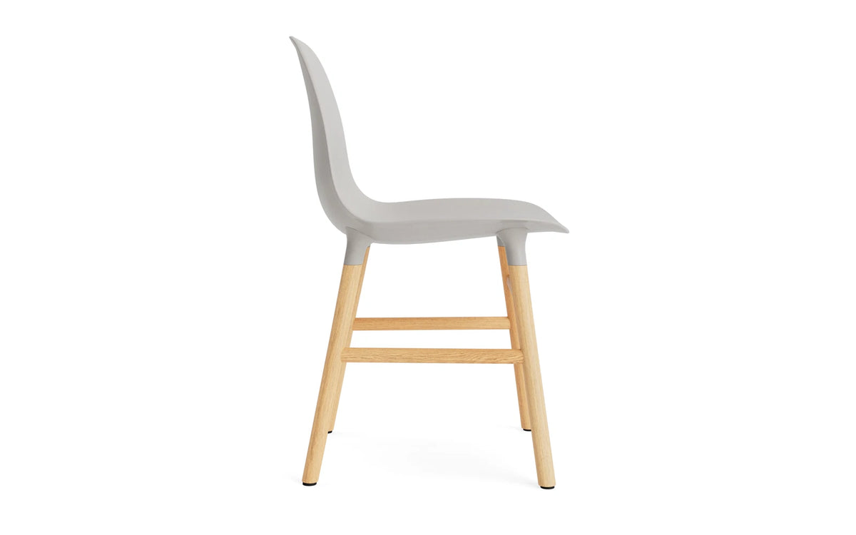 Form Stuhl Warmes Grau/Eiche in Warmes Grau mit Eiche präsentiert im Onlineshop von KAQTU Design AG. Stuhl ist von Normann Copenhagen