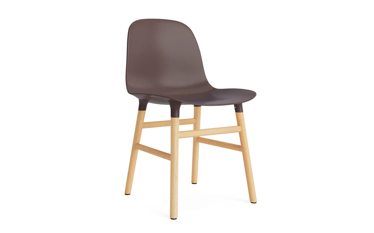 Form Stuhl Braun/Eiche in Braun mit Eiche präsentiert im Onlineshop von KAQTU Design AG. Stuhl ist von Normann Copenhagen