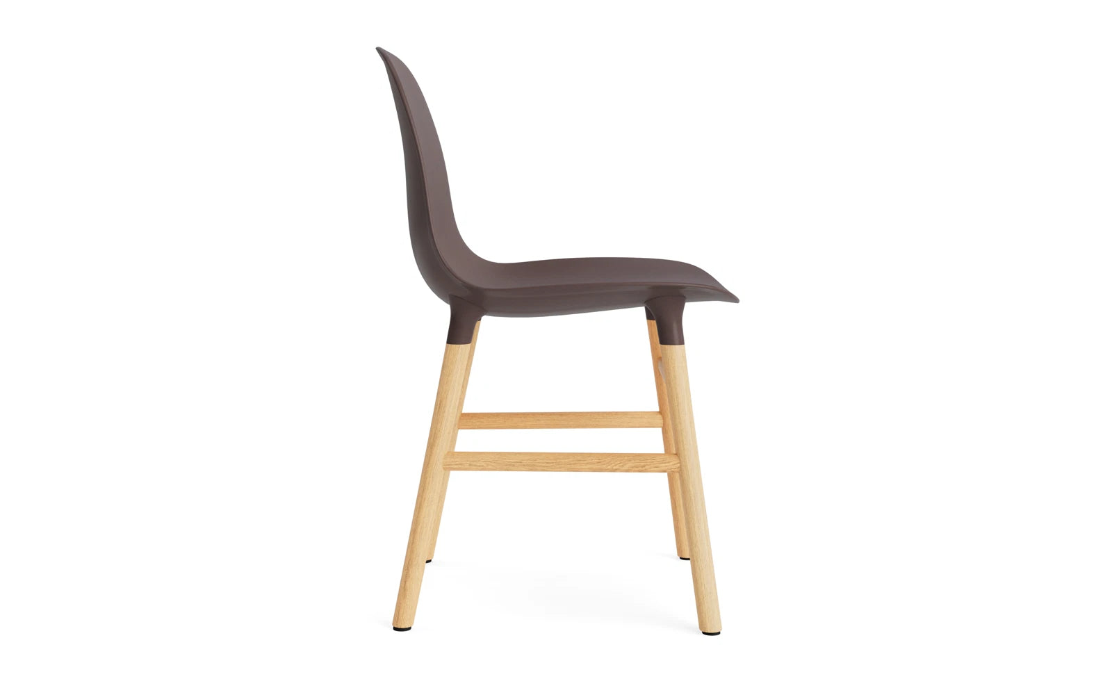 Entdecken Sie den Form Stuhl Braun/Eiche von Normann Copenhagen – ein stilvolles Möbelstück, das modernes Design und Funktionalität vereint.