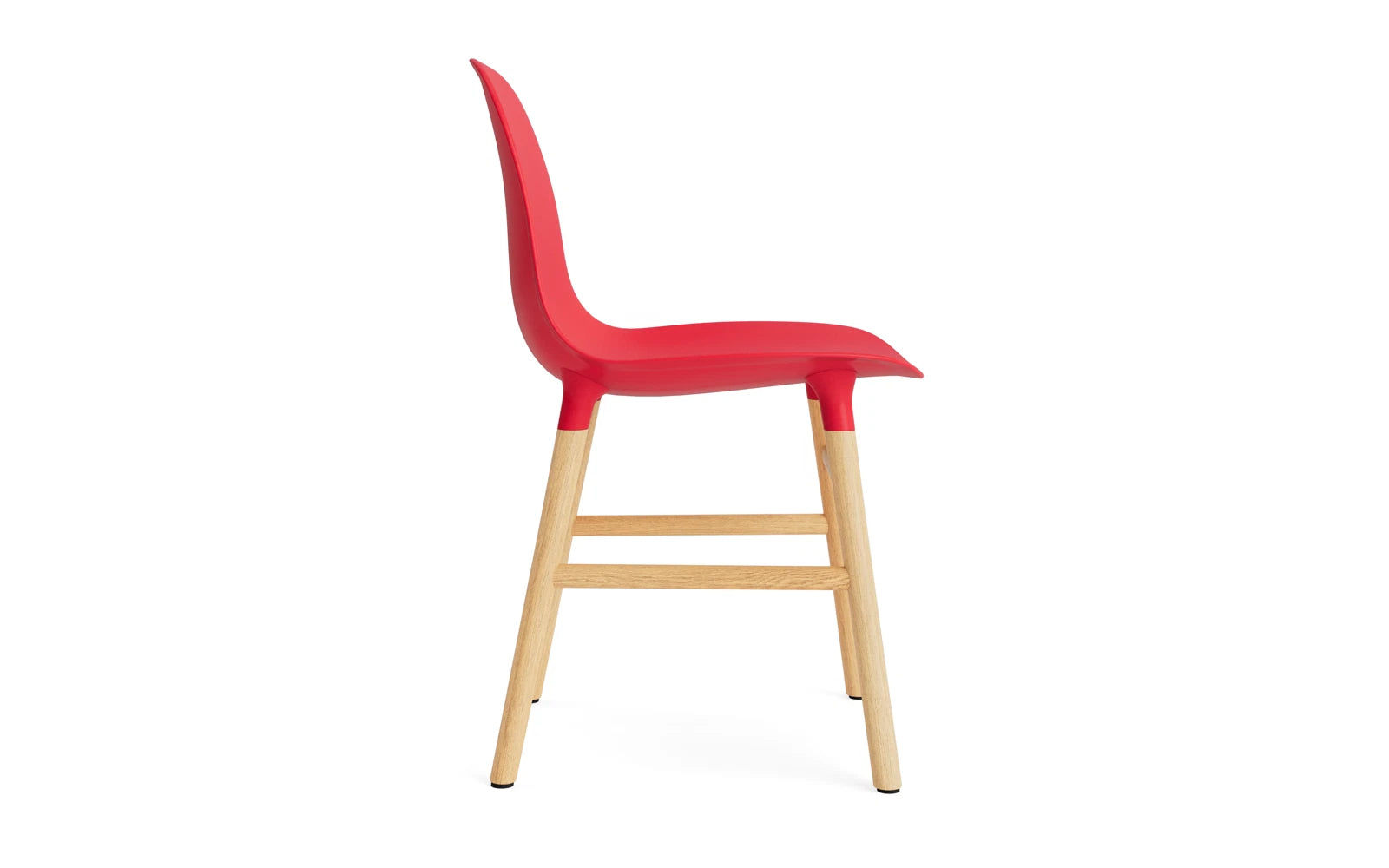 Form Stuhl Leuchtendes Rot/Eiche in  präsentiert im Onlineshop von KAQTU Design AG. Stuhl ist von Normann Copenhagen
