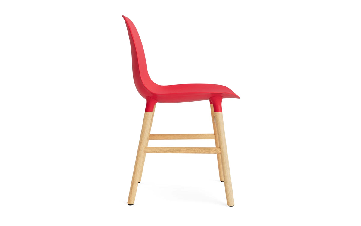 Form Stuhl Leuchtendes Rot/Eiche in Leuchtendes Rot mit Eiche präsentiert im Onlineshop von KAQTU Design AG. Stuhl ist von Normann Copenhagen