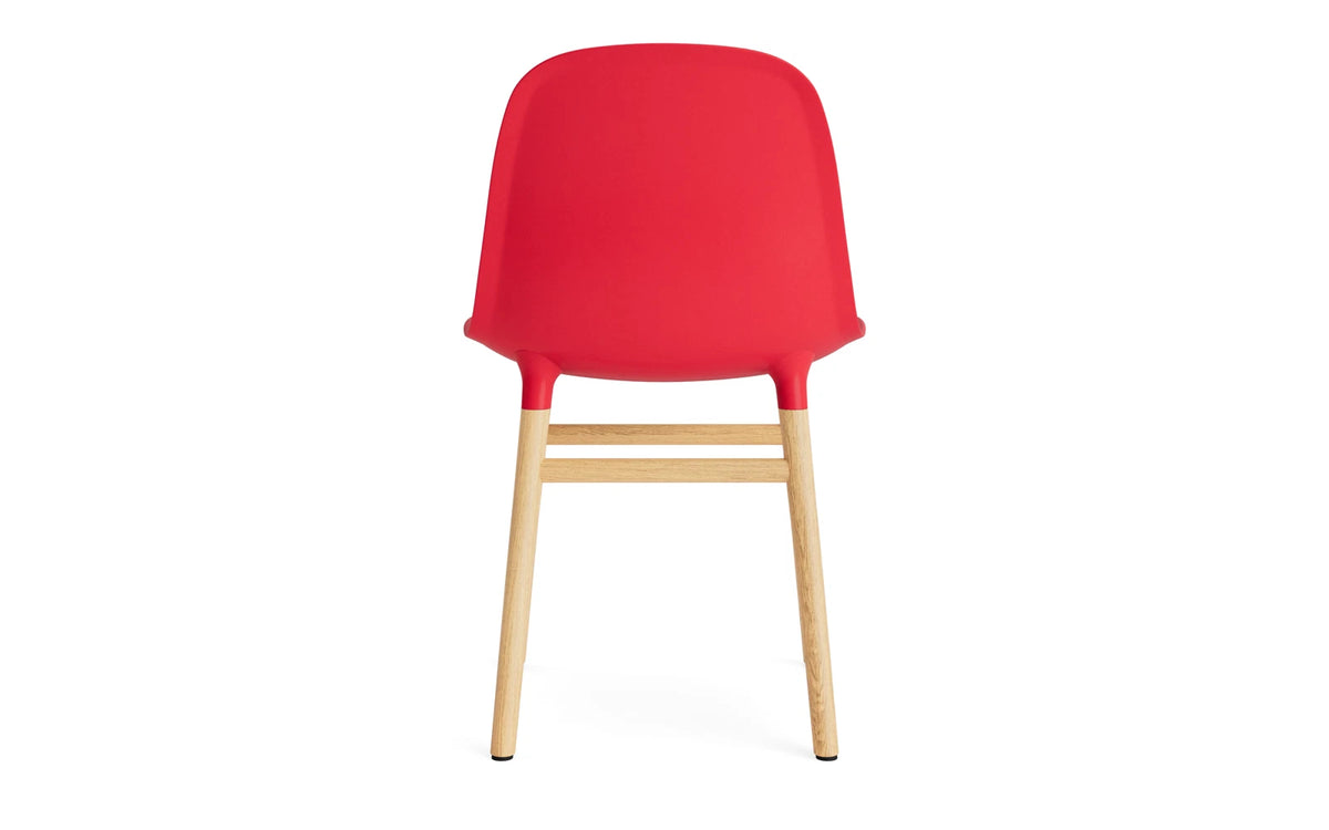 Form Stuhl Leuchtendes Rot/Eiche in Leuchtendes Rot mit Eiche präsentiert im Onlineshop von KAQTU Design AG. Stuhl ist von Normann Copenhagen