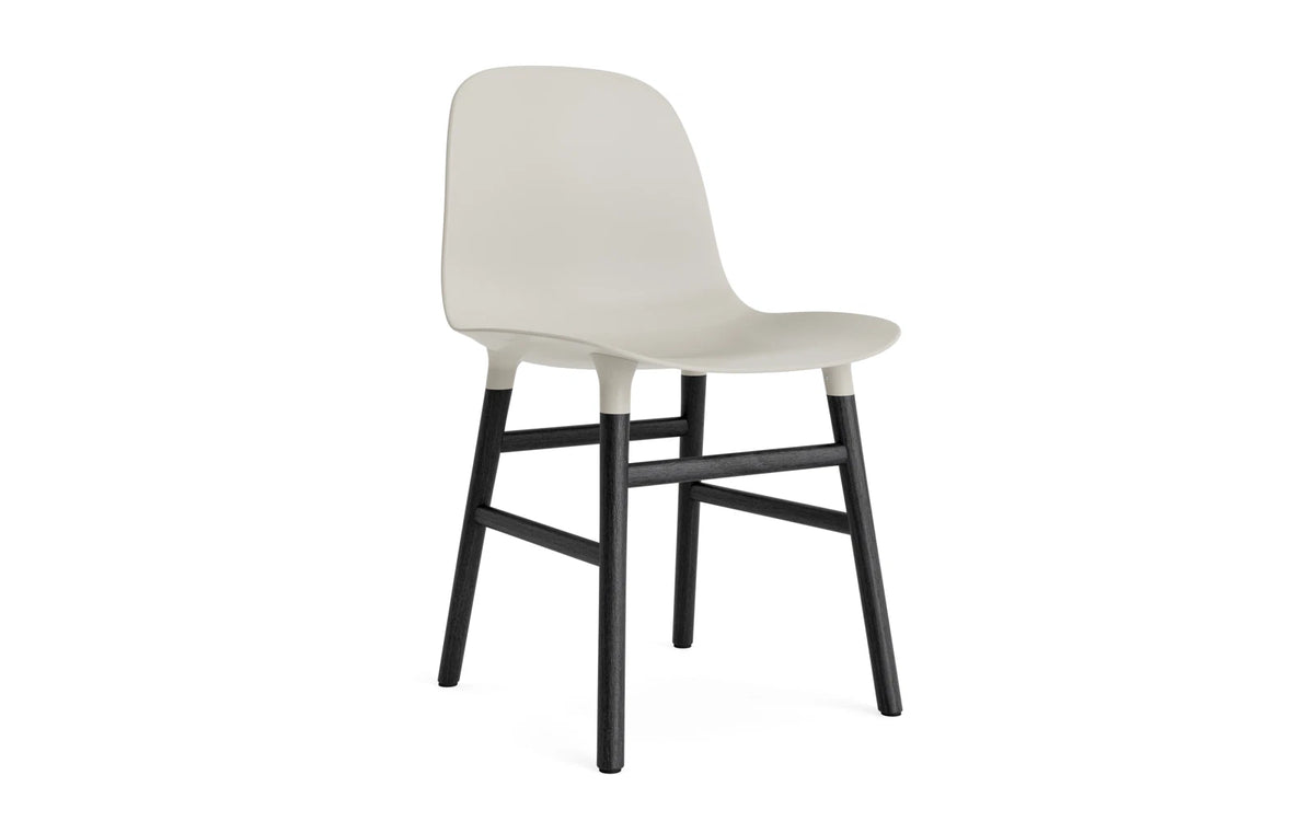 Form Stuhl Hellgrau/schwarz in Hellgrau präsentiert im Onlineshop von KAQTU Design AG. Stuhl ist von Normann Copenhagen