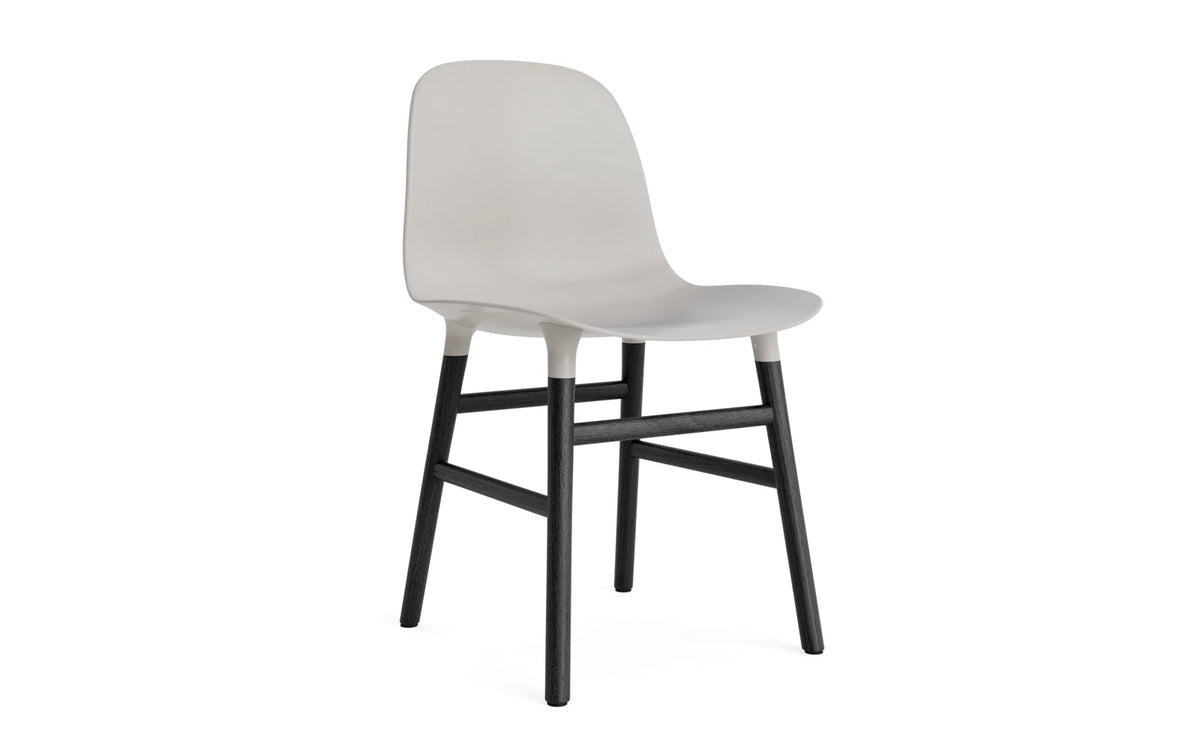 Form Stuhl Warmes Grau/schwarz in Warmes Grau präsentiert im Onlineshop von KAQTU Design AG. Stuhl ist von Normann Copenhagen